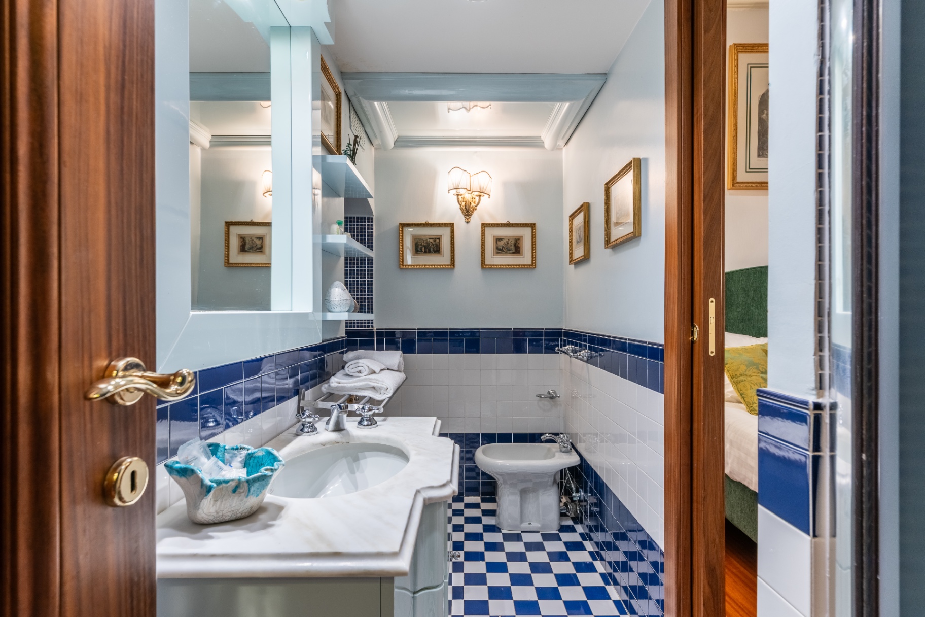 Bagno in maiolica blu con lavabo in marmo